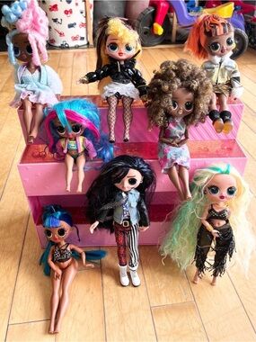 LOL Surprise OMG Doll Bundle – 8 Dolls + Official Display Stand + Kitty Purse!